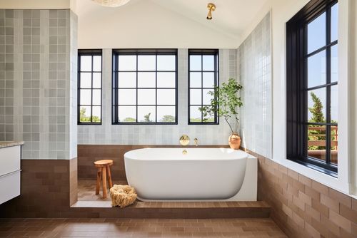 Minimalistyczny design wanien ma wiele zastosowań - od domowej oazy po luksusowy hotel